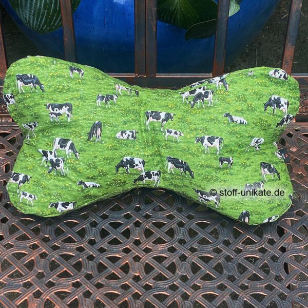 Leseknochen mit grasenden Kühen auf der Wiese. Genäht aus hochwertigen Baumwollstoffen. Stoff-Unikate handmade in Germany