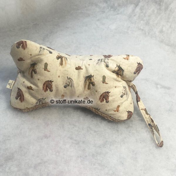 Kleiner leseknochen mit Pferdeköpfen. Genäht aus Baumwollstoffen und Teddyplüsch. Stoff-Unikate handmade in germany