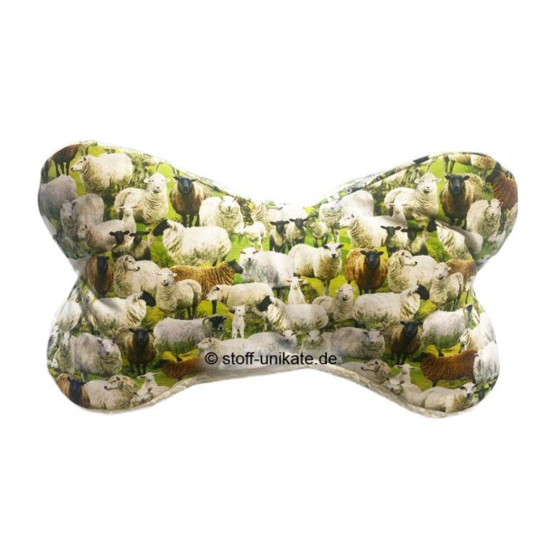 Leseknochen mit schwarzem Schaf und Schafherde. Stoff-Unikate handmade in germany