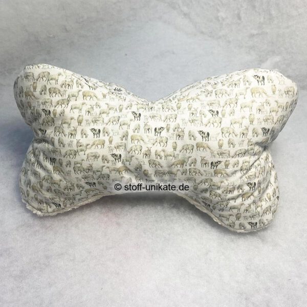 Leseknochen mit Schäfchenmotiven genäht aus hochwertigen Baumwollstoffen und Teddyplüsch. Stoff-Unikate handmade in Germany