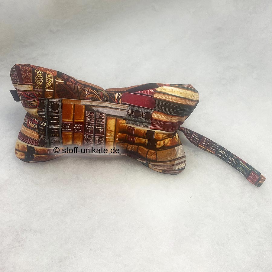 Kleiner Leseknochen mit Büchermotiven und katzen. Stoff-Unikate handmade in Germany