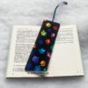 Großes Lesezeichen aus Stoff mit bunten Pfoten und Schrift. Stoff-Unikate handmade in Germany