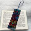 Großes Lesezeichen mit Schrift und bunten Pfoten. Genäht aus Baumwollstoffen. Stoff-Unikate handmade in Germany