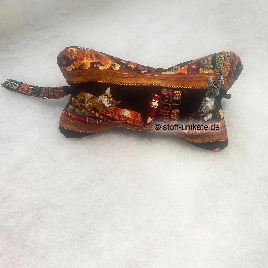 Kleiner Leseknochen mit Büchern und Katzenmotiven. Stoff-Unikate handmade in germany