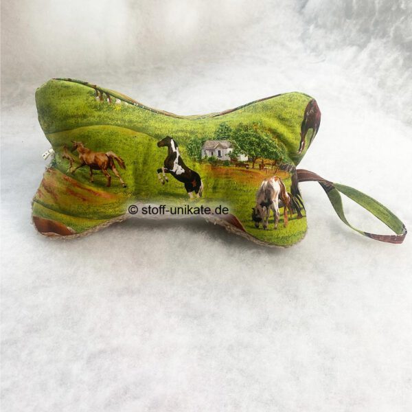 Kleiner Leseknochen mit Pferdemotiven auf grüner Wiese. Stoff-Unikate handmade in germany