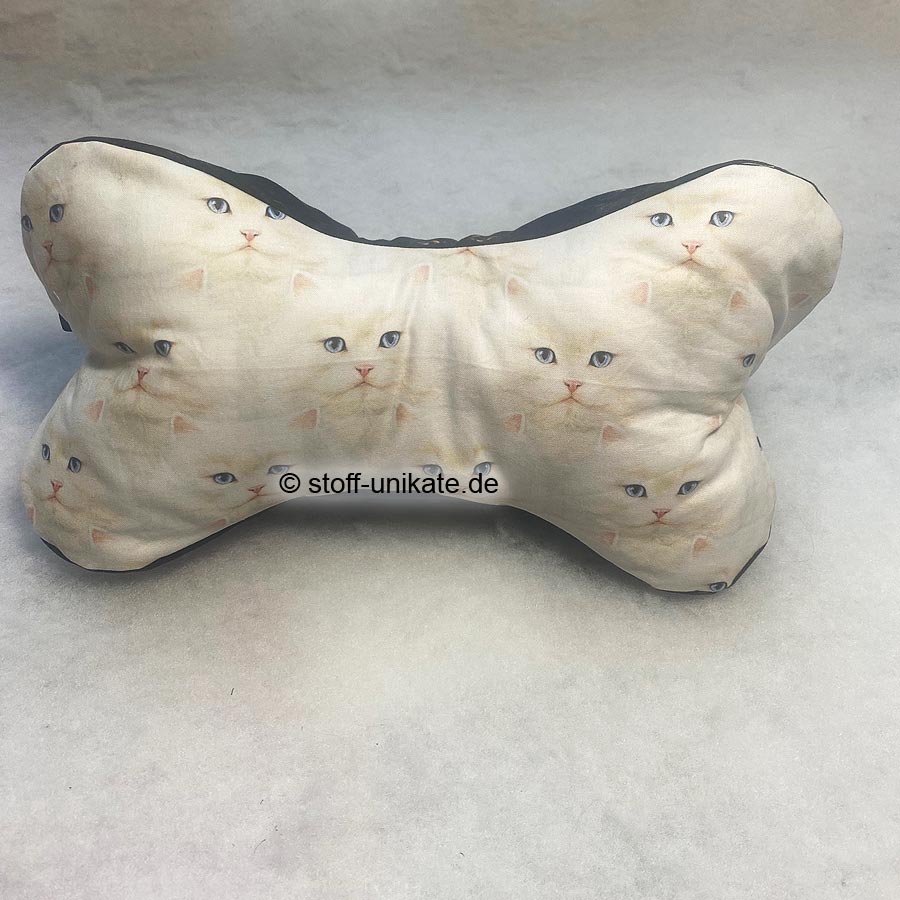 Großer Leseknochen mit Katzenmotiven in schwarz-weiß. Stoff-Unikate handmade in Germany