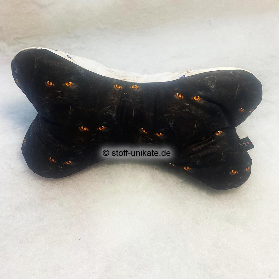 Leseknochen mit Katzenköpfen in schwarz-weiß. Stoff-Unikate handmade in Germany