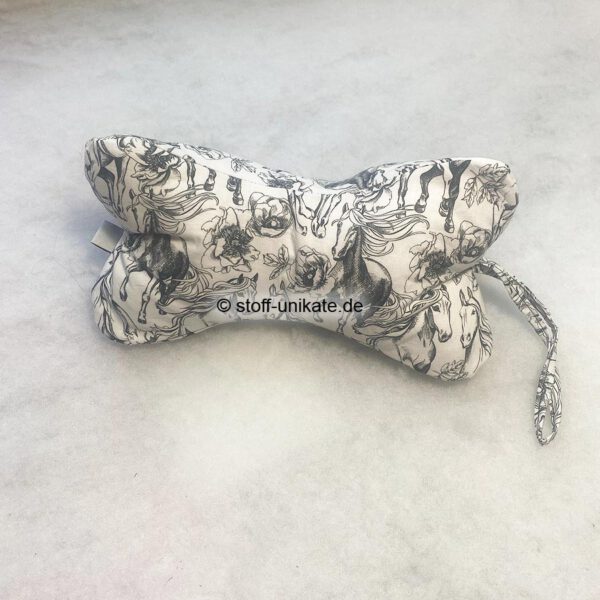 Leseknochen, klein, ideal zum Verreisen oder für Kinder mit schwarz-weißen Pferdemotiven genäht aus reiner Baumwolle. Stoff-Unikate handmade in Germany