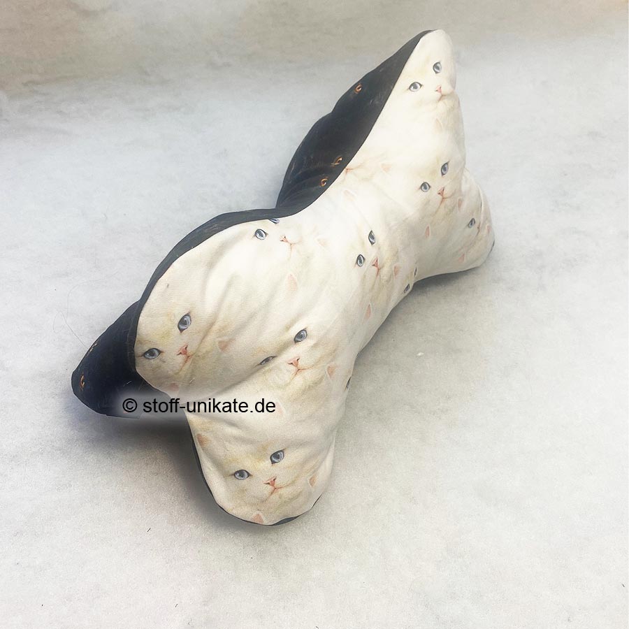 Stoffknochen mit Katzenmotiven in schwarz-weiß. Stoff-unikate handmade in germany