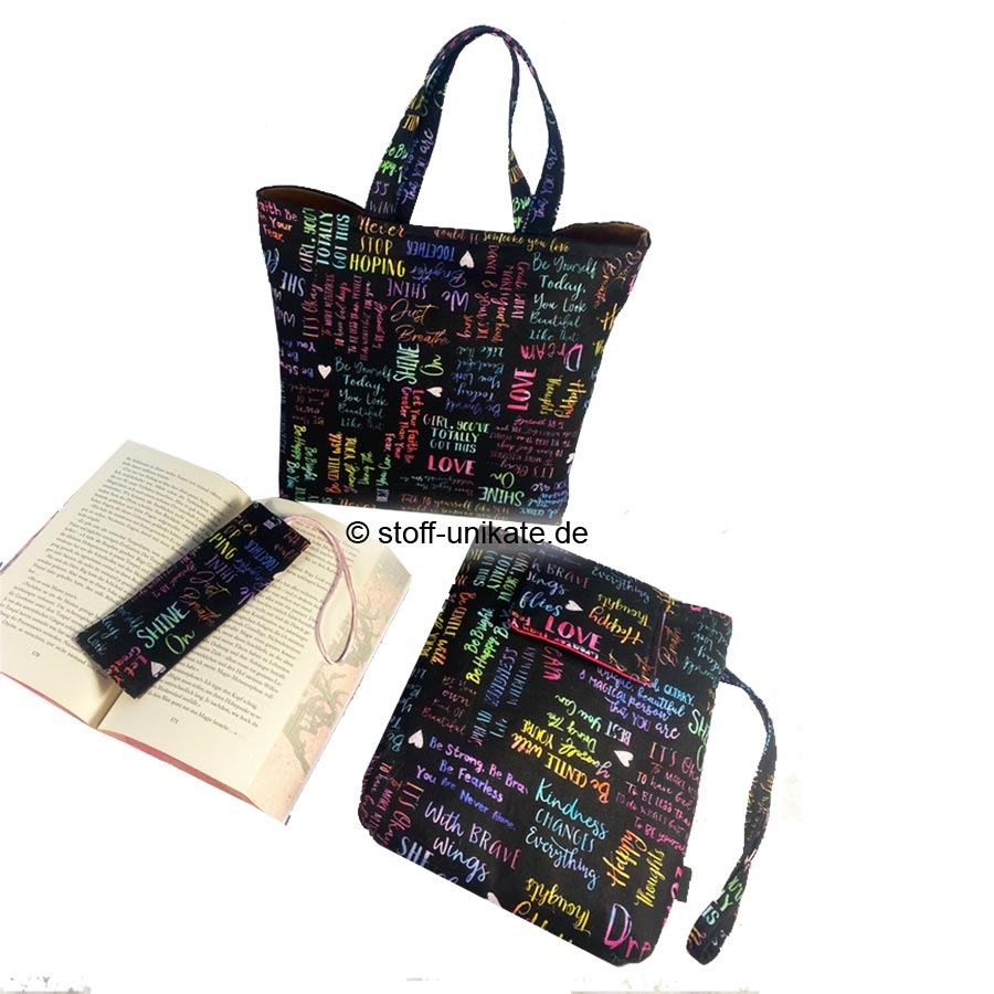 Book Bags aus der Serie Lovely Words mit bunter Schrift auf Schwarz. genäht aus hochwertigen Baumwollstoffen. Stoff-Unikate handmade in germany