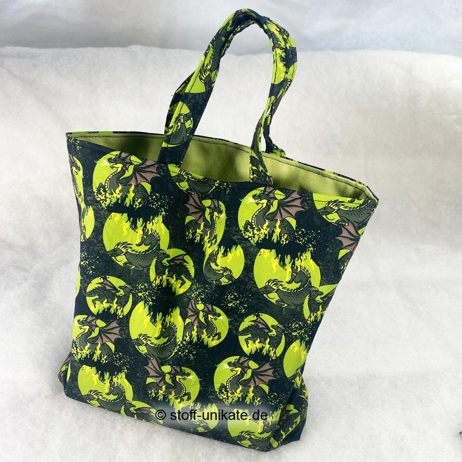 Büchertasche genäht aus Baumwollstoffen mit Drachenmotiven. Stoff-Unikate handmade in germany