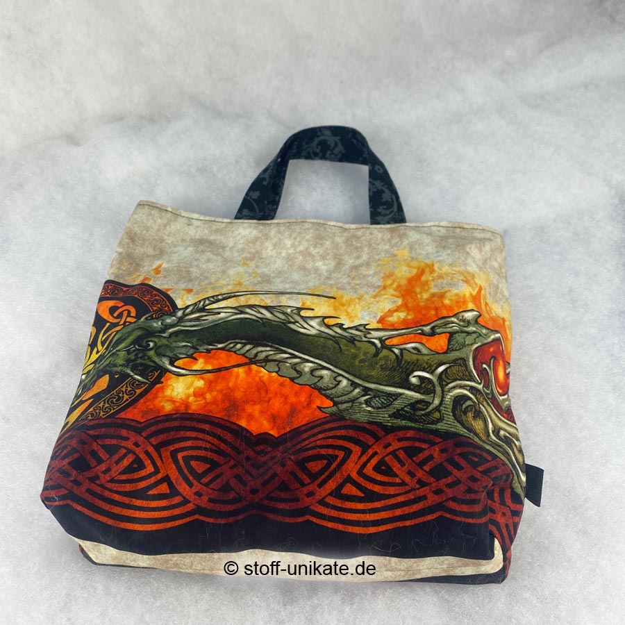 Büchertasche mit Drachenmotiven genäht aus Baumwollstoffen. Stoff-Unikate handmade in Germany
