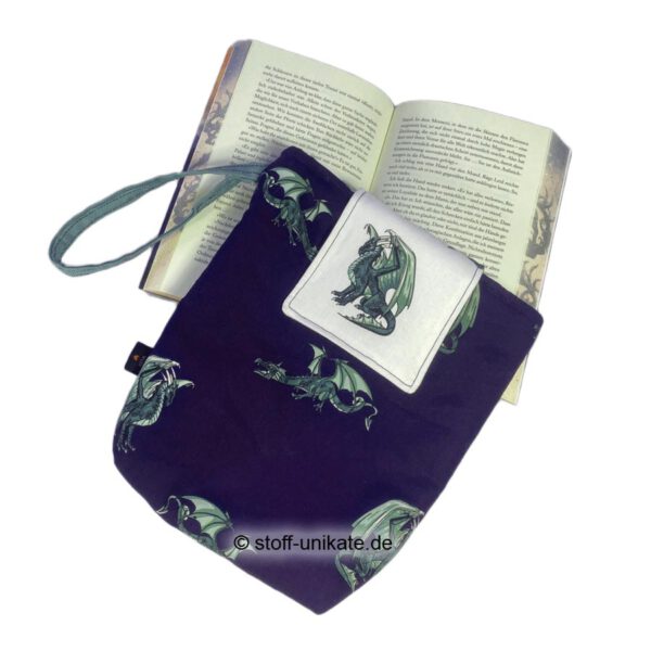 Buchhülle mit Drachenmotiven, genäht aus hochwertigen Baumwollstoffen. Stoff-Unikate handmade in Germany