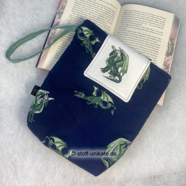gepolsterte Buchhülle mit Drachenmotiven. Genäht aus hochwertigen Baumwollstoffen. Stoff-Unikate handmade in germany