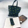 Büchertasche und Lesezeichen aus Stoff mit Drachenmotiven. Stoff-Unikate handmade in Germany