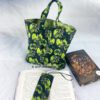 Büchertasche und Lesezeichen mit fliegenden Drachenmotiven genäht aus Baumwollstoffen. Stoff-Unikate handmade in germany