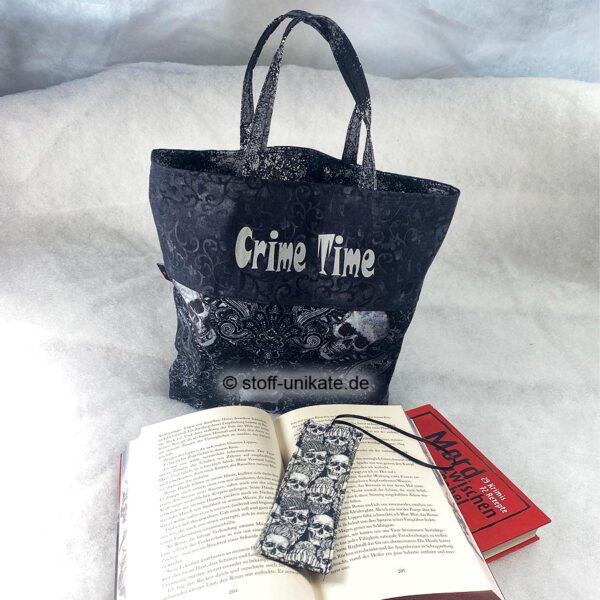 Büchertasche oder Lesezeichen mit totenkopfmotiven und Schriftzug Crime Time. Stoff-Unikate handmade in germany