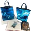 Büchertaschen und Lesezeichen mit Dachenmotiven in Türkis-Blau. Stoff-Unikate handmade in Germany