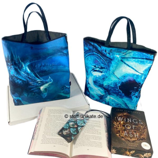Büchertaschen und Lesezeichen mit Dachenmotiven in Türkis-Blau. Stoff-Unikate handmade in Germany