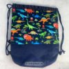 Kinderturnbeutel mit bunten Dinosaurier-Motiven aus Baumwollstoffen genäht. Stoff-Unikate handmade in Germany