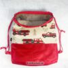 Innenansicht vom Kinderturnbeutel mit Feuerwehrautos aus reiner Baumwolle und wasserabweisendem Stoff in rot-beige. Stoff-Unikate handmade in Germany