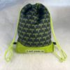 Turnbeutel für Kinder mit kleinen fliegenden Drachen in neon-grün und schwarz. Stoff-Unikate handmade in Germany