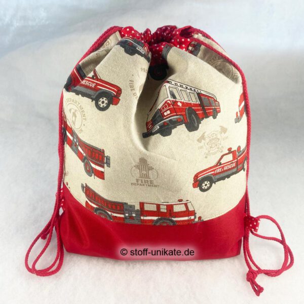 Turnbeutel für Kinder mit Feuerwehrfahrzeugen in beige und rot. Stoff-Unikate handmade in germany