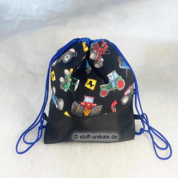Kinderturnbeutel mit Traktoren in schwarz-bunt. genäht aus Baumwollstoffen und wasserabweisenden Stoffen. Stoff-Unikate handmade in Germany