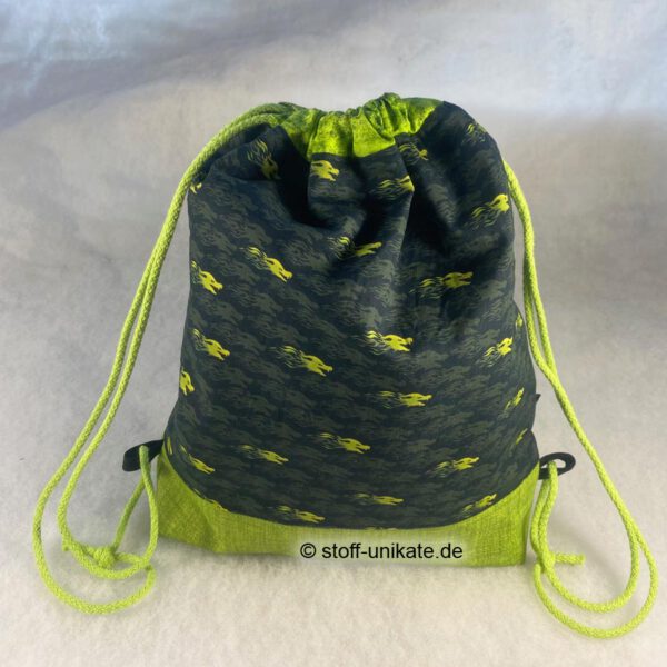 Kinderturnbeutel mit feuerspeienden Drachenmotiven in neongrün und schwarz. Stoff-Unikate handmade in Germany
