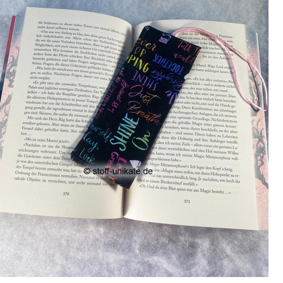 Lesezeichen mit bunter Schrift auf Schwarz. Stoff-Unikate handmade in Germany