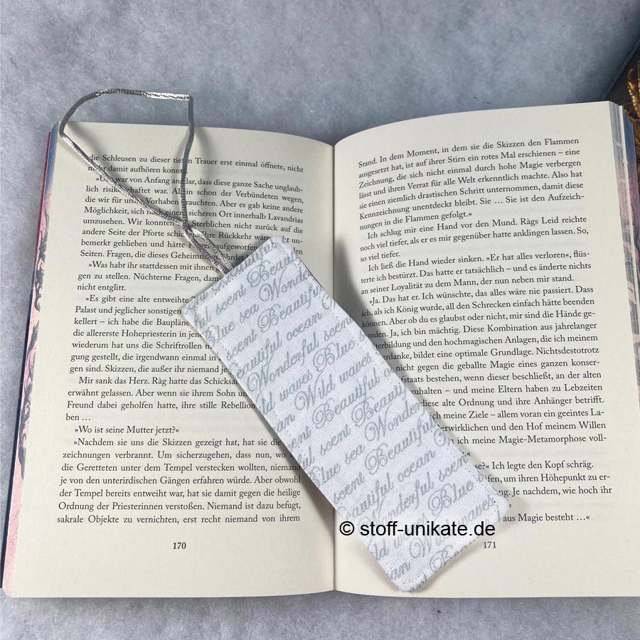 Lesezeichen mit Schrift genäht aus reiner Baumwolle. Stoff-Unikate handmade in Germany