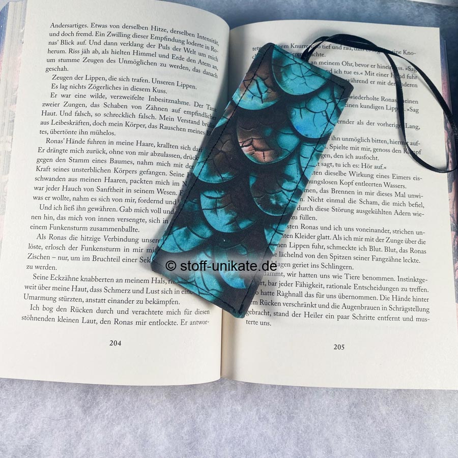 Lesezeichen mit Drachenschuppen genäht aus Baumwollstoffen. Stoff-Unikate handmade in Germany