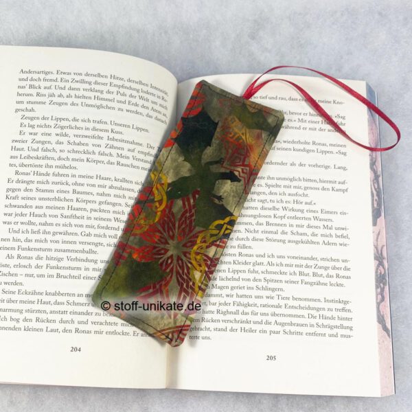 Lesezeichen mit Drachenmotiv und Schrift. Stoff-Unikate handmade in Germany