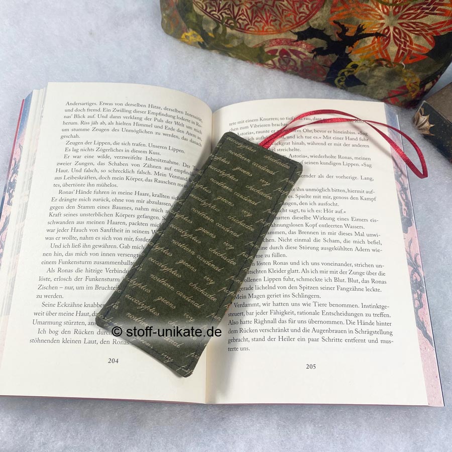 Lesezeichen aus Stoff mit Schrift- und Drachenmotiven. Stoff-Unikate handmade in Germany