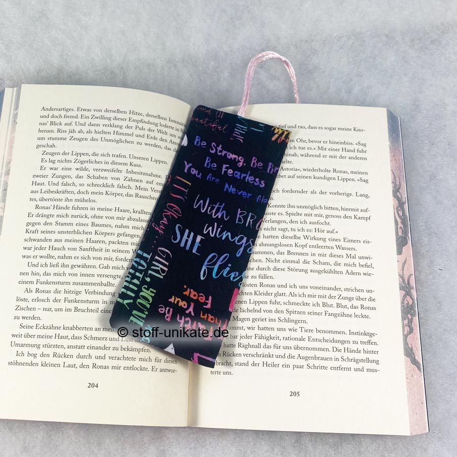 Lesezeichen mit bunten Sprüchen aus reiner Baumwolle genäht. Stoff-Unikate handmade in germany