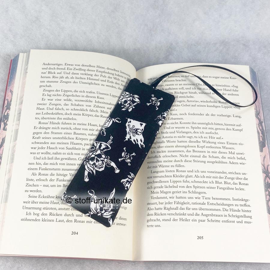 Lesezeichen mit Piraten und Totenköpfen. genäht aus reiner Baumwolle. Stoff-Unikate handmade in germany