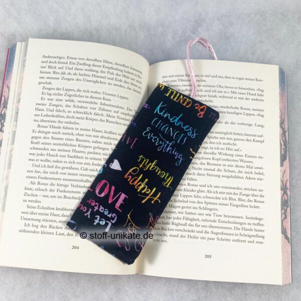 Lesezeichen mit bunter Schrift genäht aus Baumwollstoff. Stoff-Unikate handmade in Germany