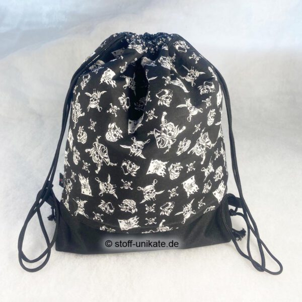 Kinderturnbeutel in schwarz-weiß mit Piratenmotiven. Stoff-Unikate handmade in germany