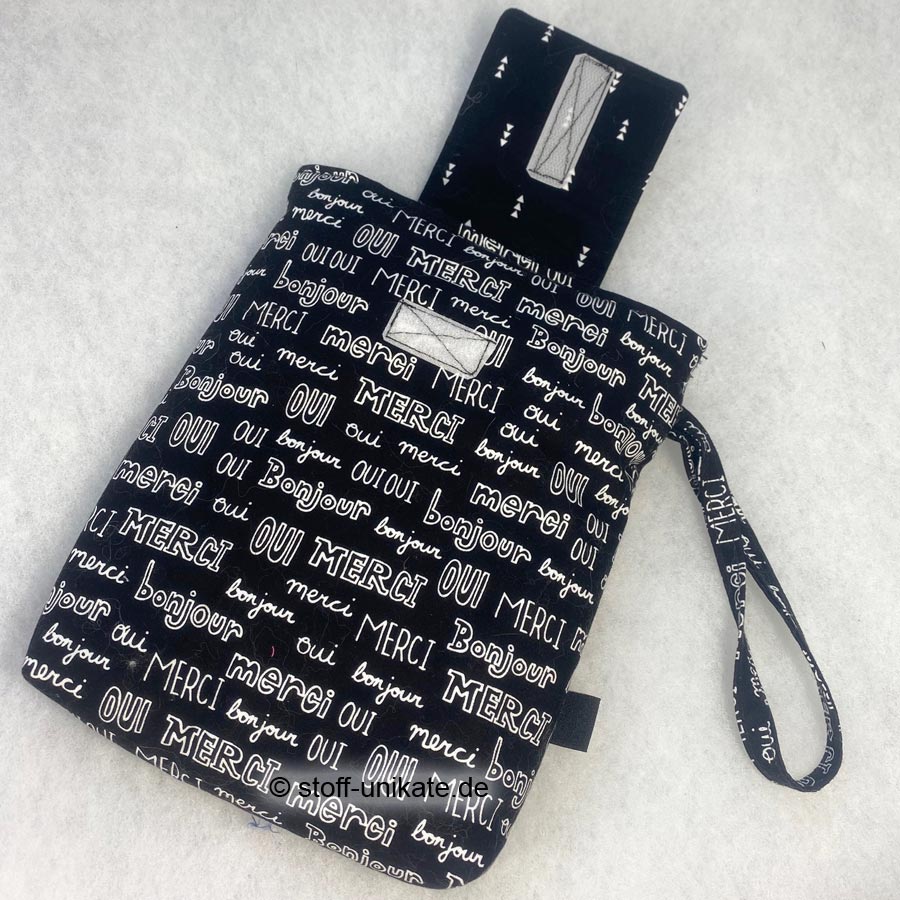 Gepolsterte Book Bag mit Worten in schwarz-weiß. genäht aus reinen Baumwollstoffen. Stoff-Unikate handmade in Germany