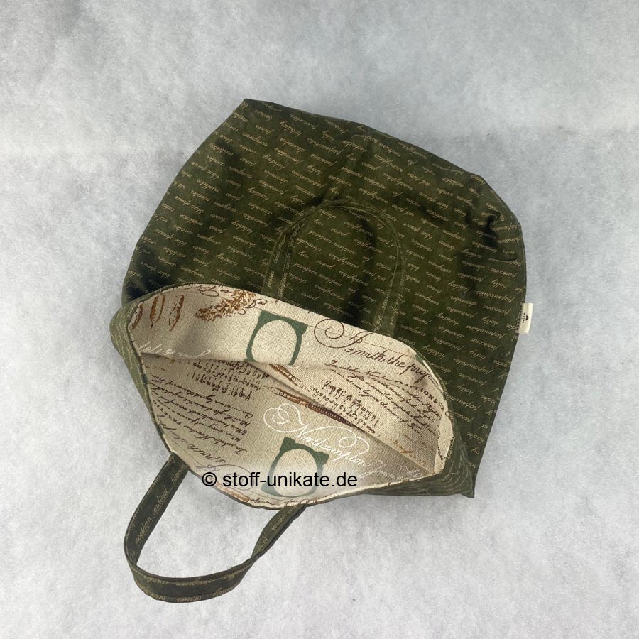 Innenansicht der Büchertasche mit Schriftmotiven. Stoff-Unikate handmade in Germany
