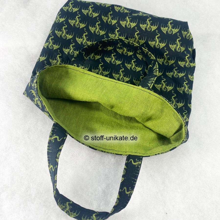 Innenansicht der büchertasche mit Drachenmotiven. Stoff-Unikate handmade in germany