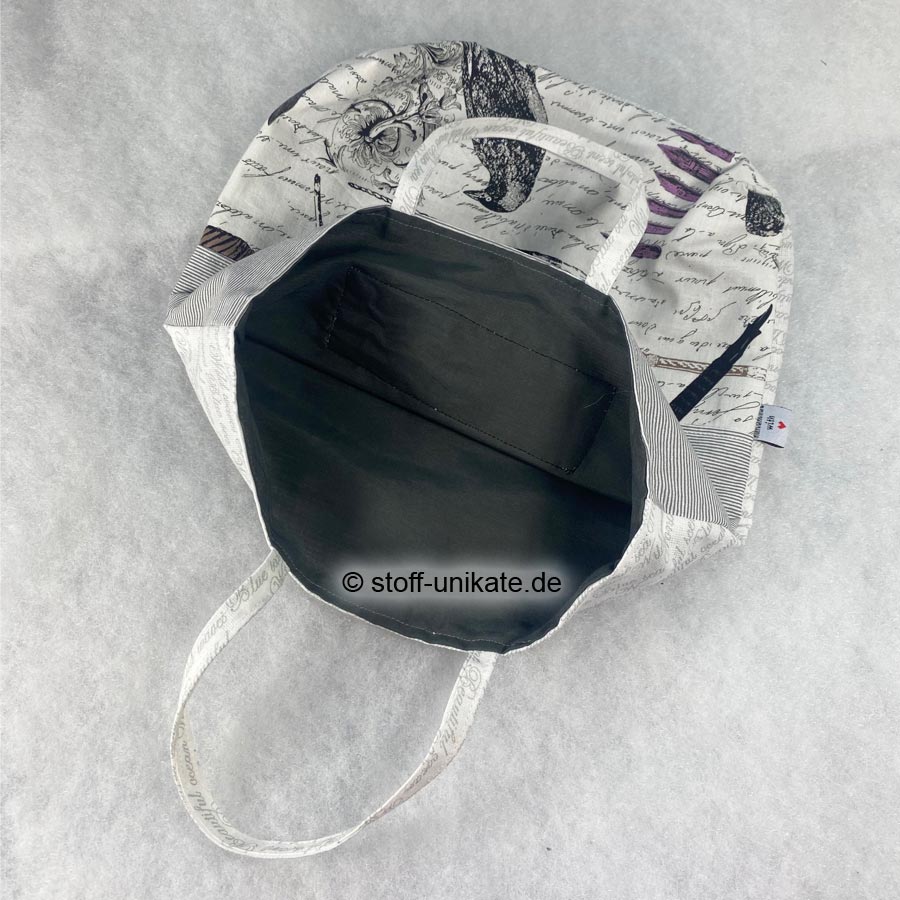 Innenansicht der Büchertasche mit Aufdruck Book Lover. Stoff-Unikate handmade in Germany