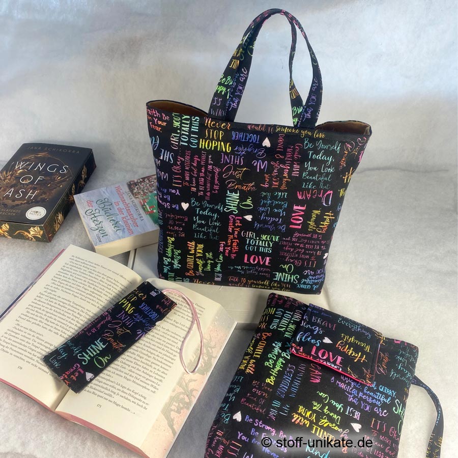 Büchertaschen und Lesezeichen aus Stoff aus der Serie Lovely Words. genäht aus hochwertigen Baumwollstoffen mit bunter Schrift. Stoff-Unikate handmade in germany