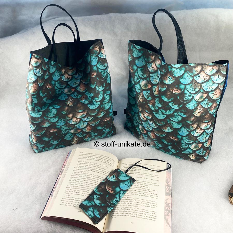 Büchertaschen mit Drachenschuppenmotiven in grau-türkis. Stoff-Unikate handmade in Germany