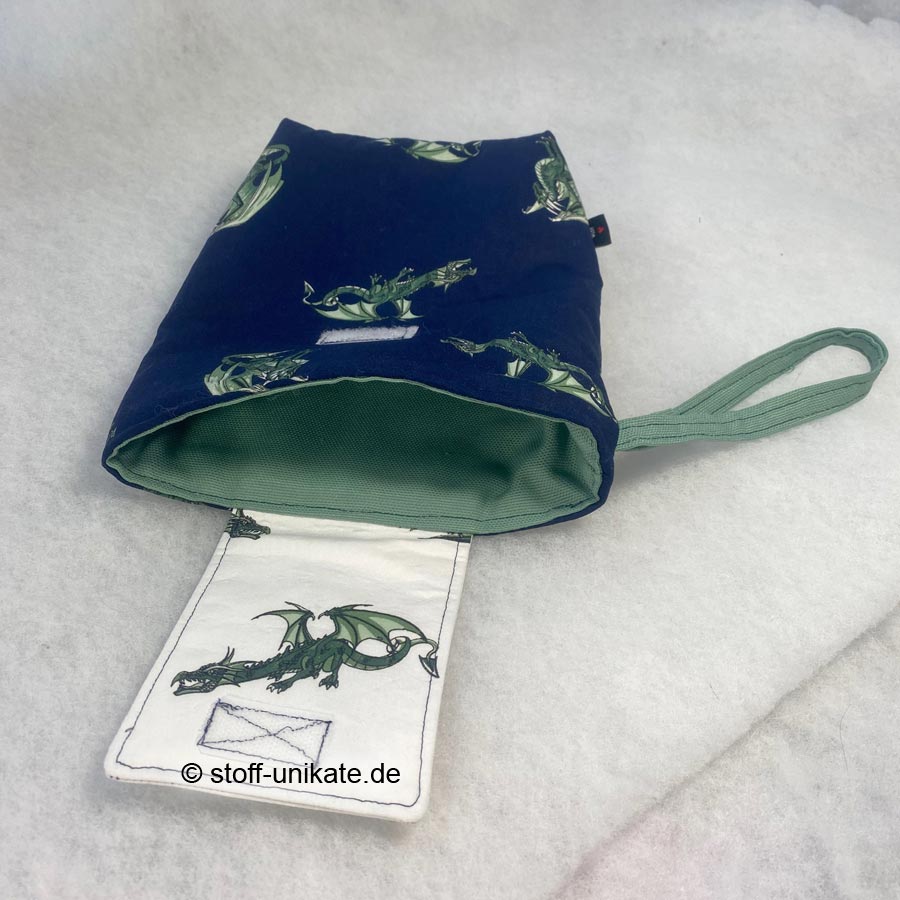 Gepolsterte Buchülle mit Henkel und Drachenmotiven. Stoff-Unikate handmade in Germany