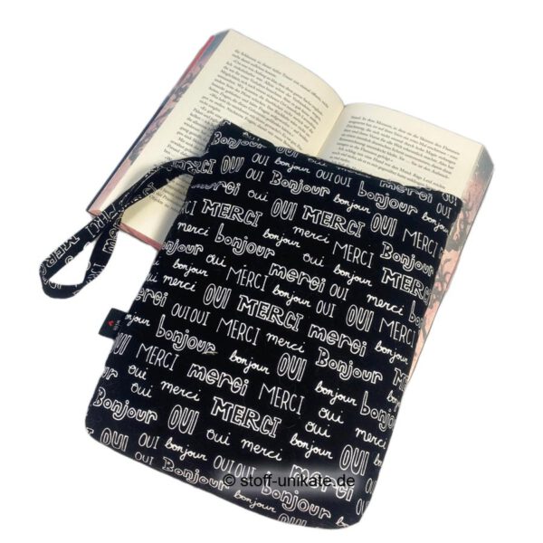 Buchhülle in schwarz-weiß mit Schrift. Stoff-Unikate handmade in germany