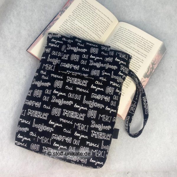 Buchhülle in schwarz-weiß für Taschenbücher genäht aus reiner Baumwolle. Stoff-Unikate hanmdae in germany