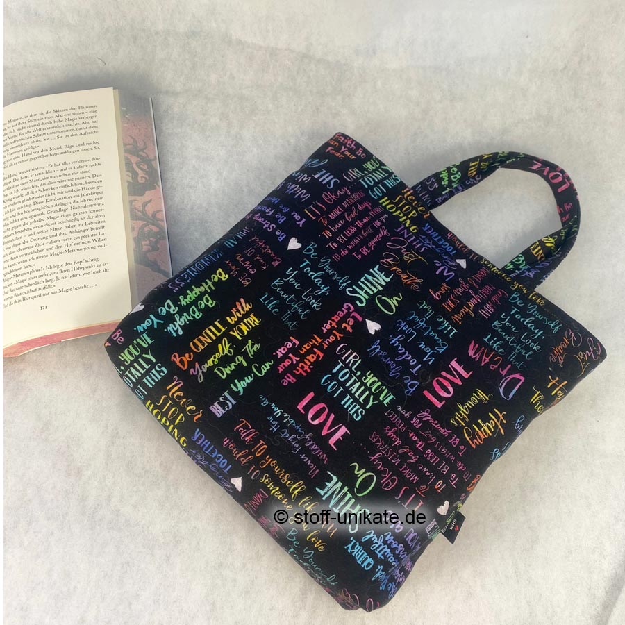 Büchertasche für Taschenbücher aus Baumwollstoffen mit bunter Schrift genäht. Stoff-Unikate handmade in germany