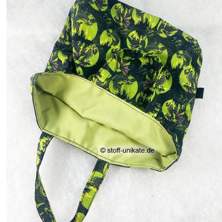Innenansicht der Büchertasche mit fliegenden Drachenmotiven. Stoff-Unikate handmade in germany