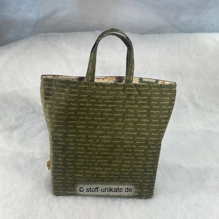 Bookbag in Olivgrün genäht aus reiner Baumwolle mti Schriftmotiven. Stoff-unikate handmade in Germany